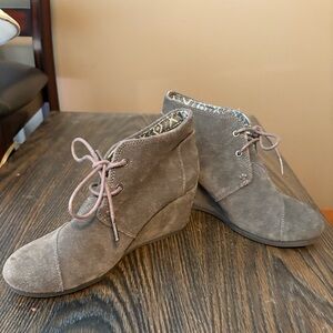 Tom’s wedges, gray felt material